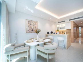 Luxury Downtown 1-Bed with Expansive Terrace